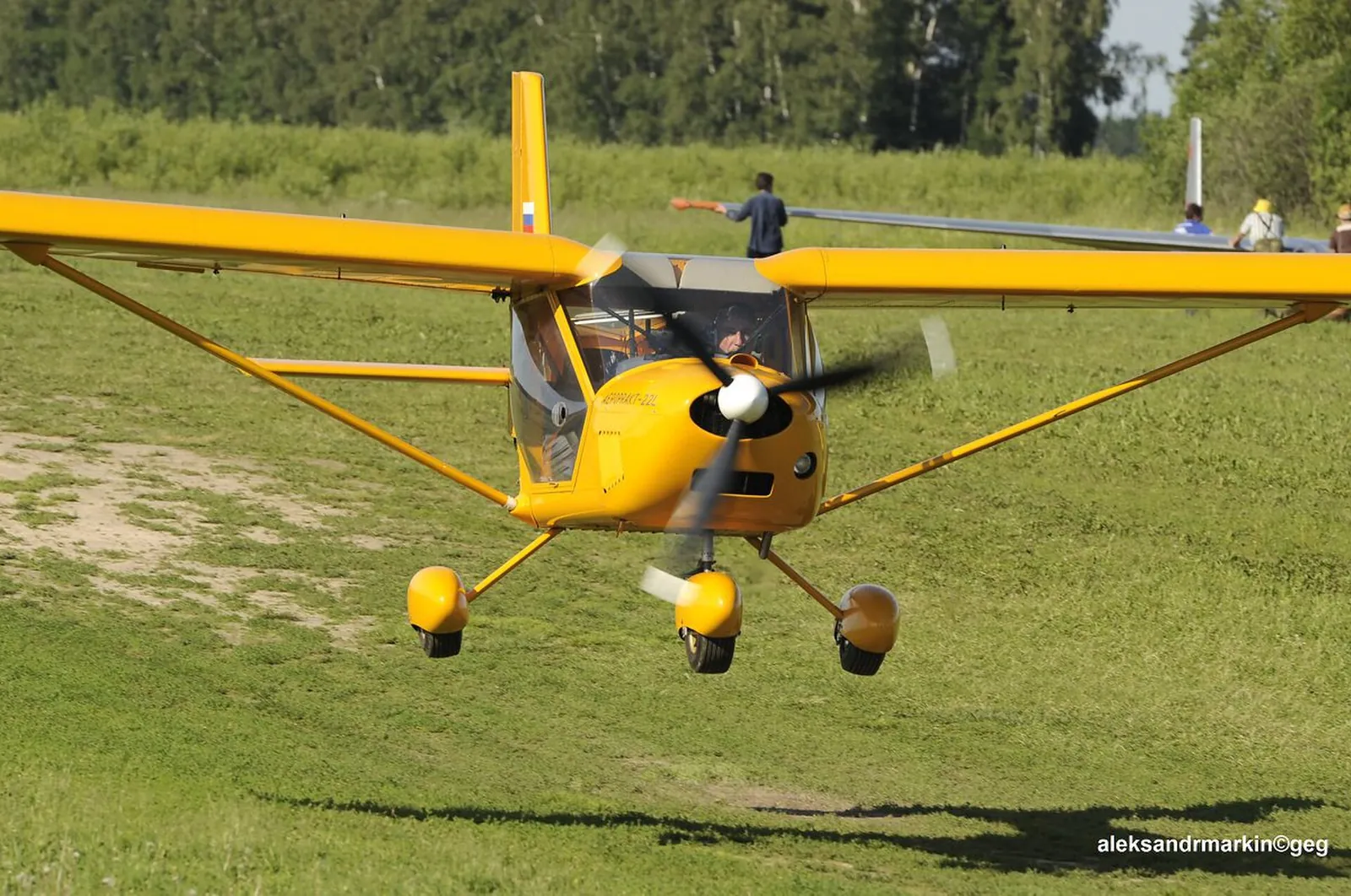 Un Aeroprakt A-22L en vol dans le ciel