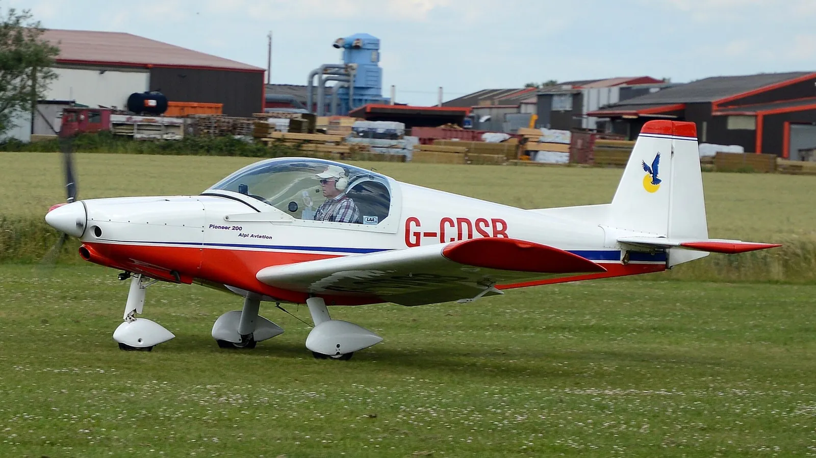 Un Alpi Pioneer 200 sur le terrain de Breighton