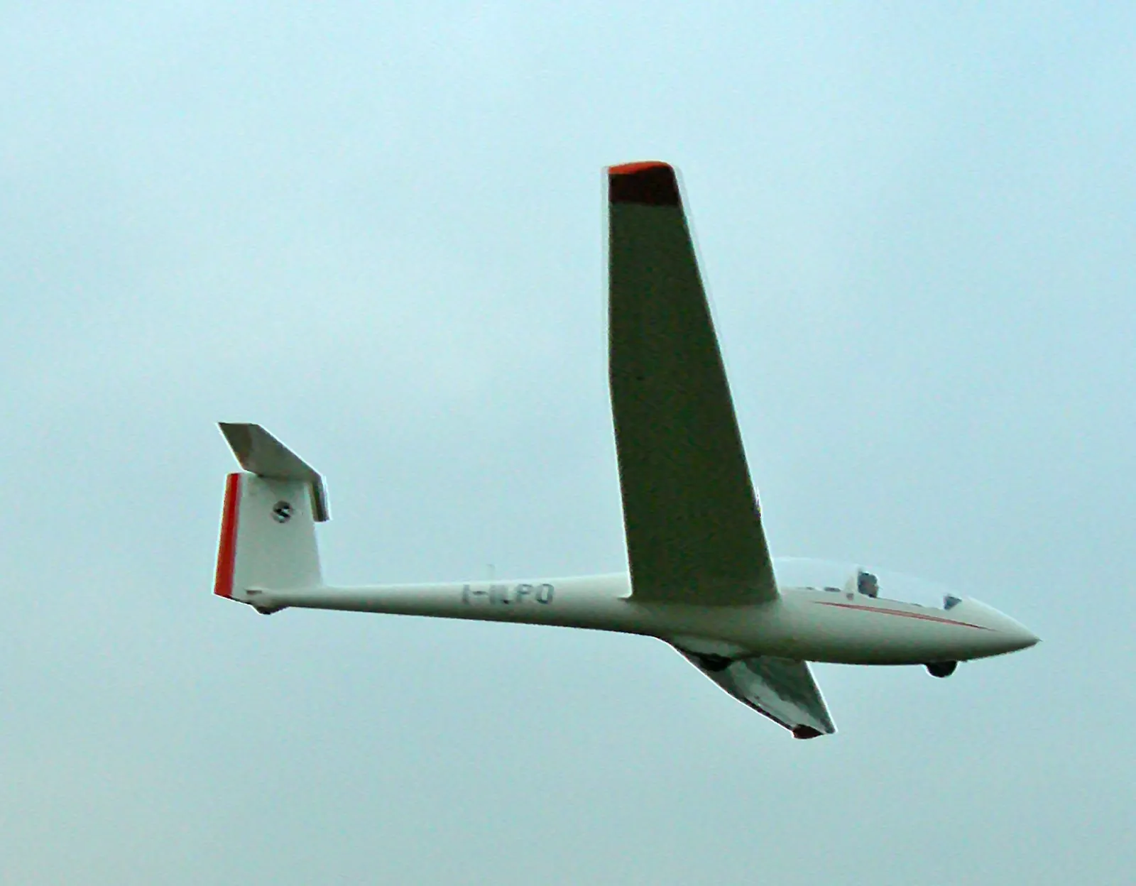 Un planeur biplace Schleicher ASK 21 en vol