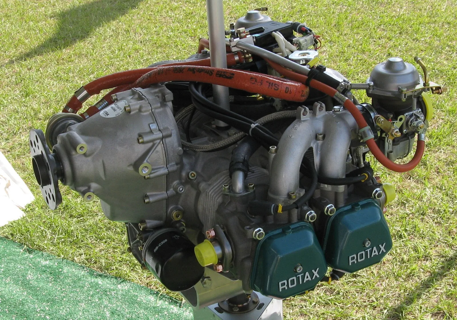 Un moteur Rotax 912 ULS exposé hors de son capot
