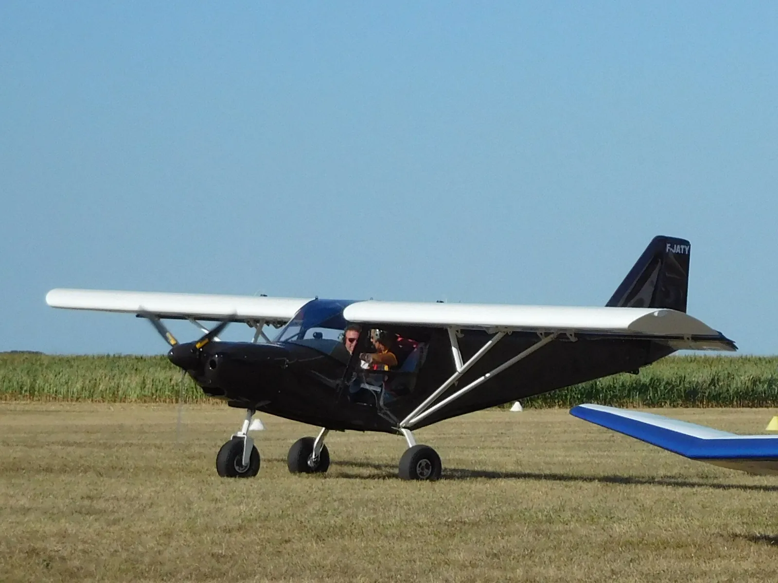 Un ICP Savannah S sur un terrain en herbe